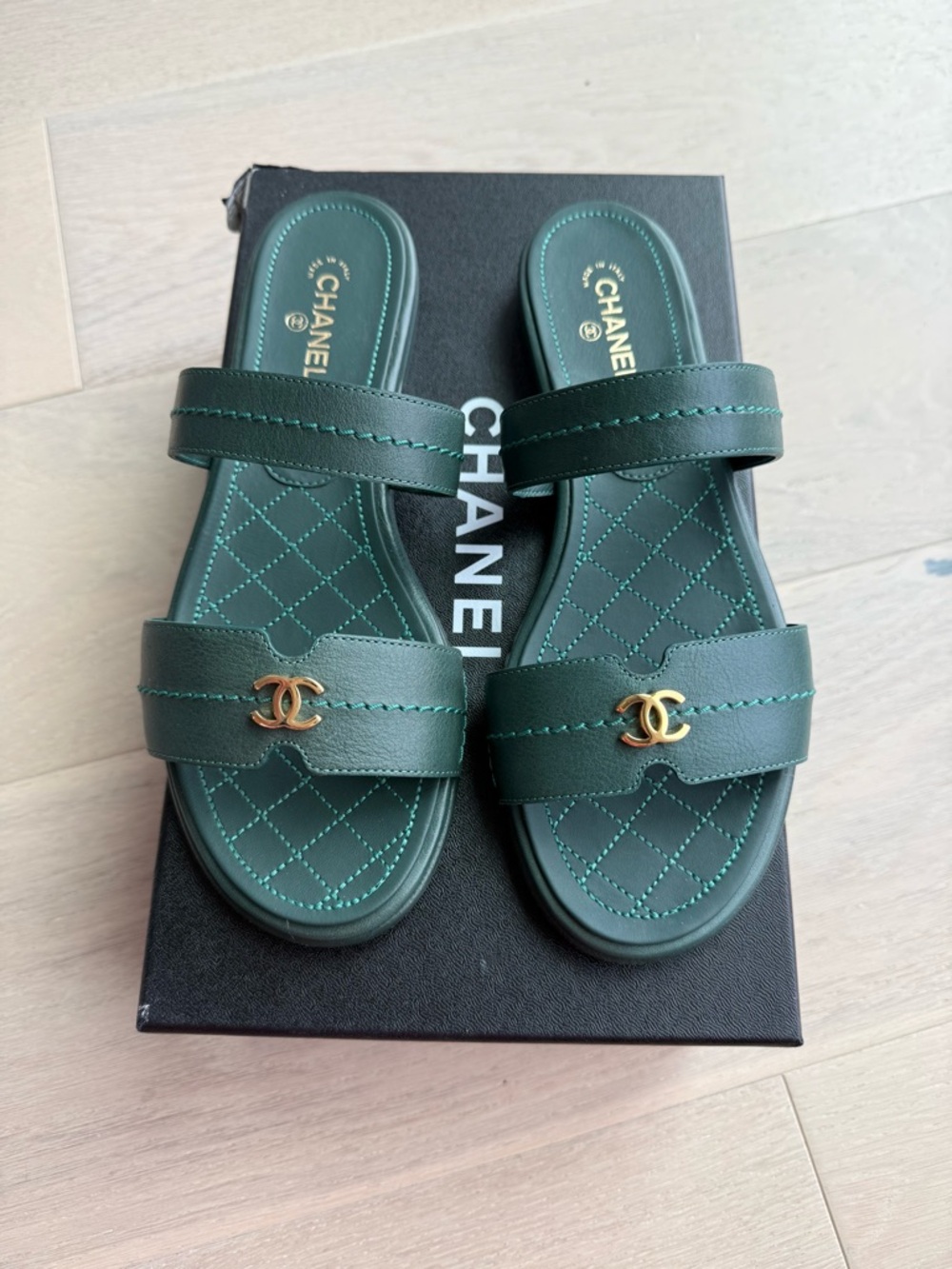 Authentic NWT CHANEL Green Quilted Leather Slide Sandals withCC size EUR37/US6.5